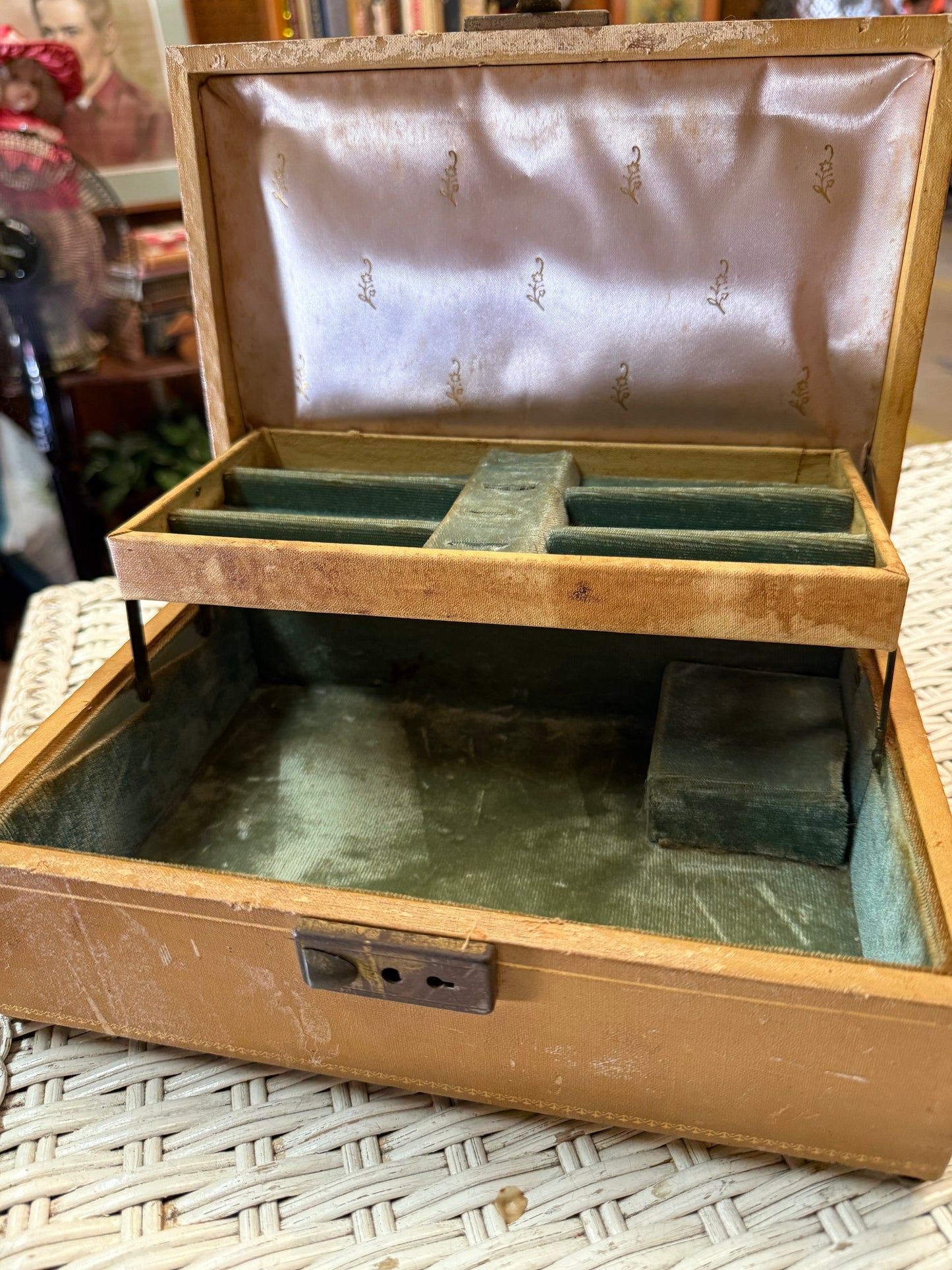 Vintage Musical Jewelry Box by Mele – Plays “Stardust” – Thorens Swiss Movement