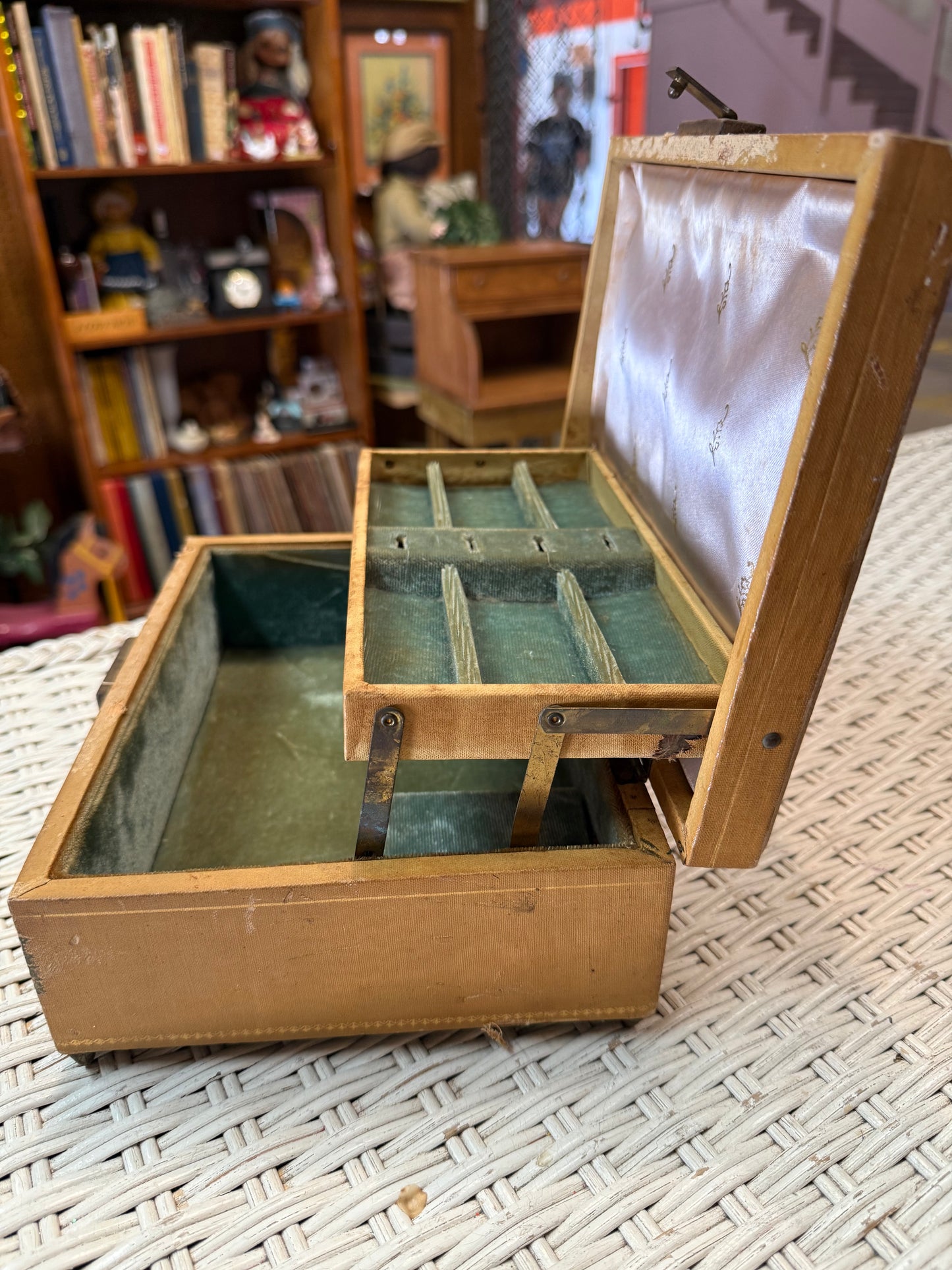 Vintage Musical Jewelry Box by Mele – Plays “Stardust” – Thorens Swiss Movement