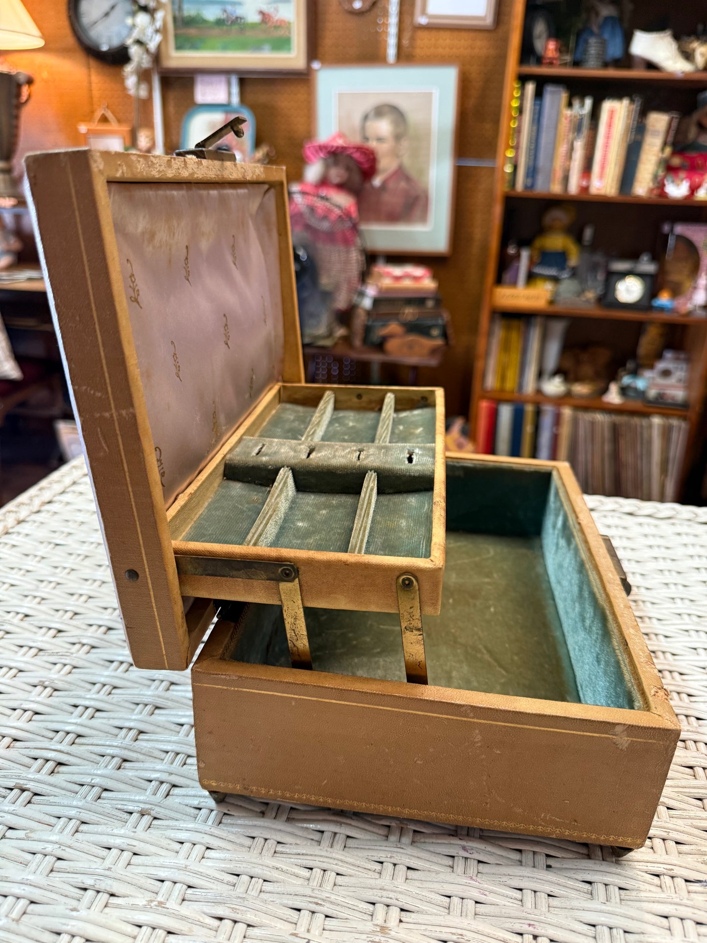 Vintage Musical Jewelry Box by Mele – Plays “Stardust” – Thorens Swiss Movement